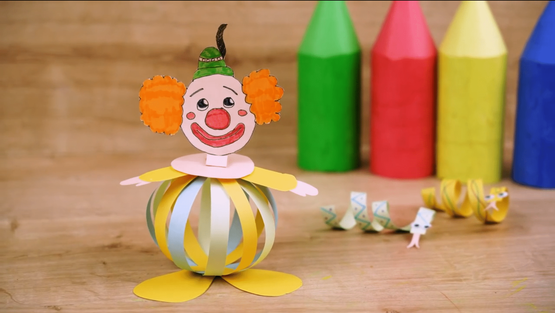 Selbst gebastelter Wackel-Clown aus Papier