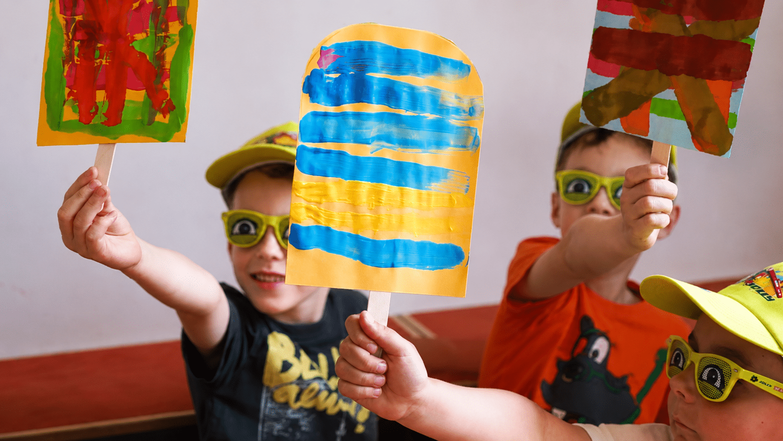 Buntes selbst gebasteltes Eis am Stiel aus Papier