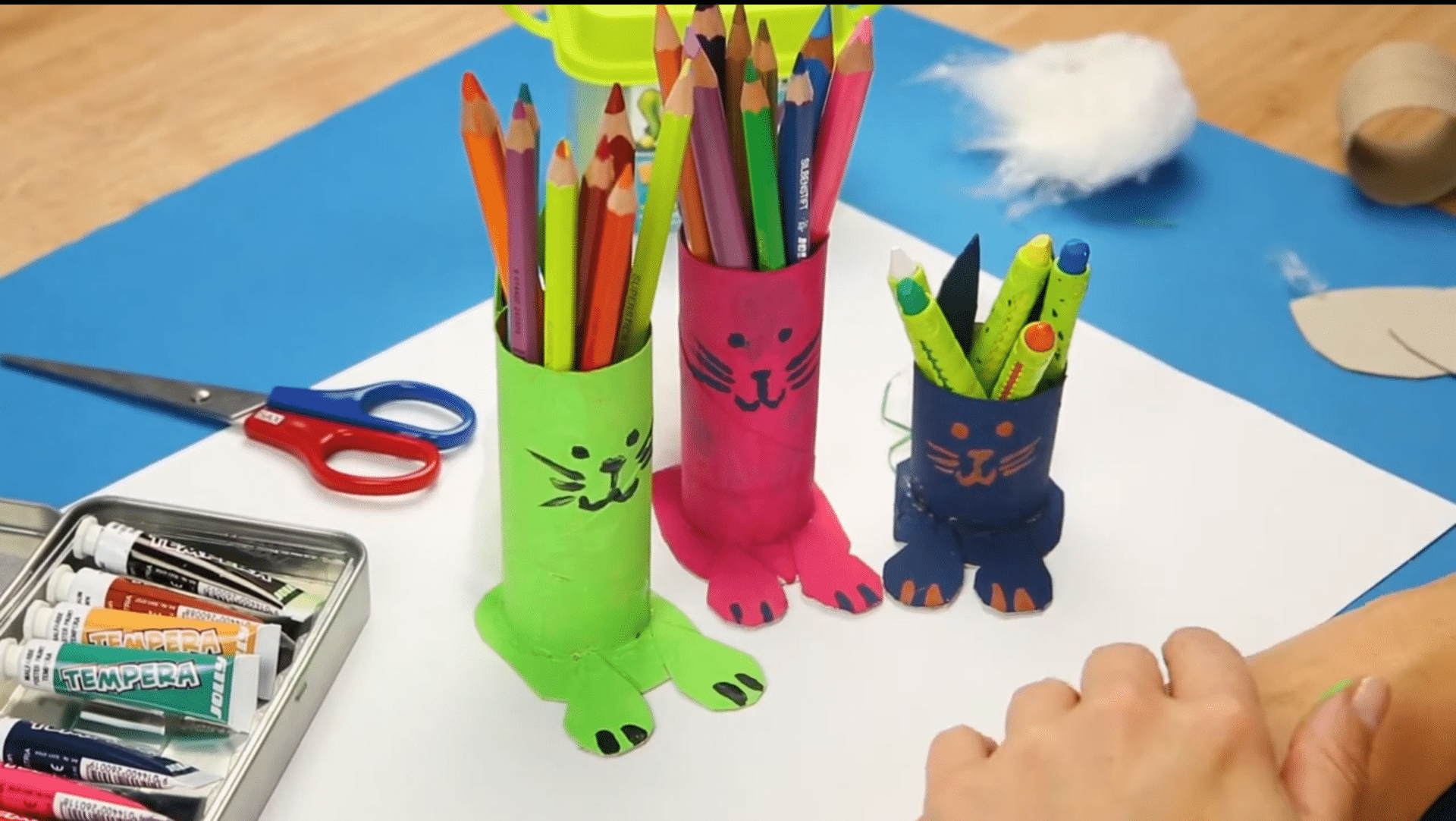 Bunte Osterhasen-Stiftehalter aus Kartonrollen