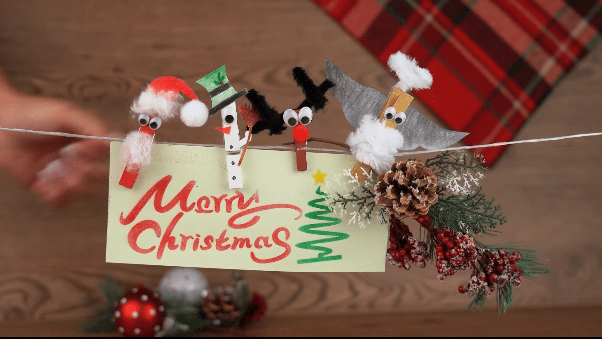 Selbst gebastelte Weihnachtsfiguren aus Papier
