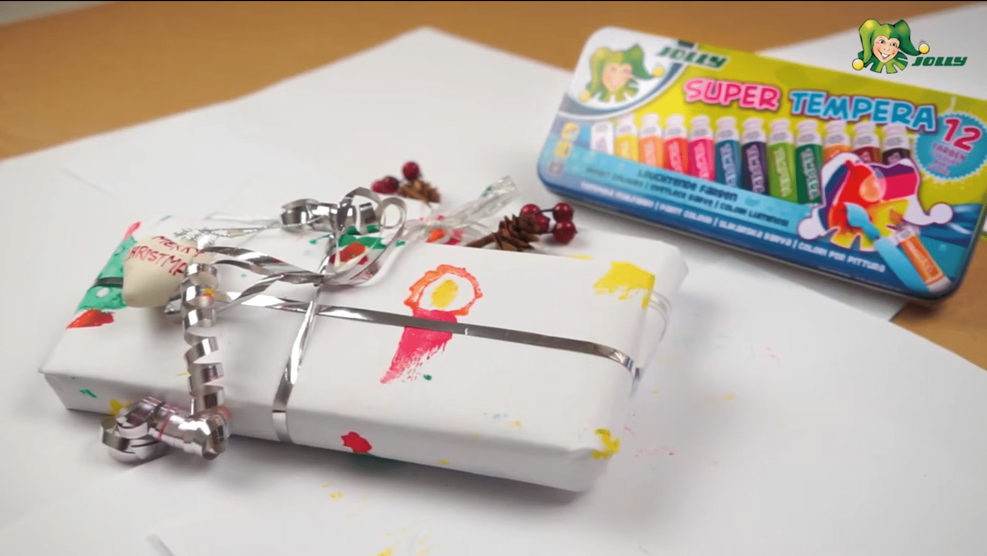 Selbst gestaltetes Weihnachtspapier mit kreativen Motiven