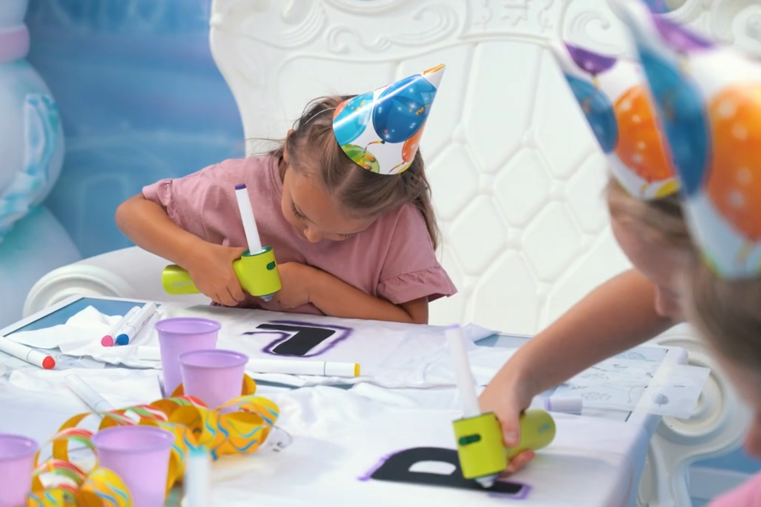 Airbrush für Kinder zum kreativen Gestalten von Papier und Textilien